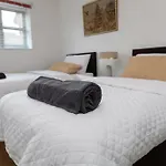 Milton Keynes Retreat - 4 Bedroom Luxury House