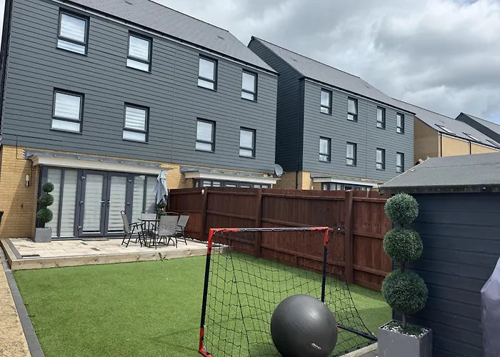Milton Keynes Retreat - 4 Bedroom Luxury House