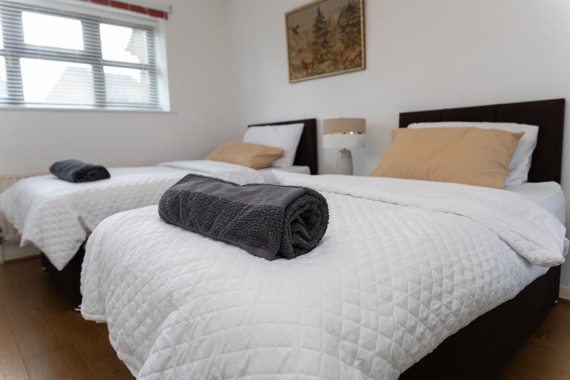 Retreat - 4 Bedroom Luxury House Holiday home Milton Keynes