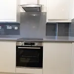 Milton Keynes Retreat - 4 Bedroom Luxury House