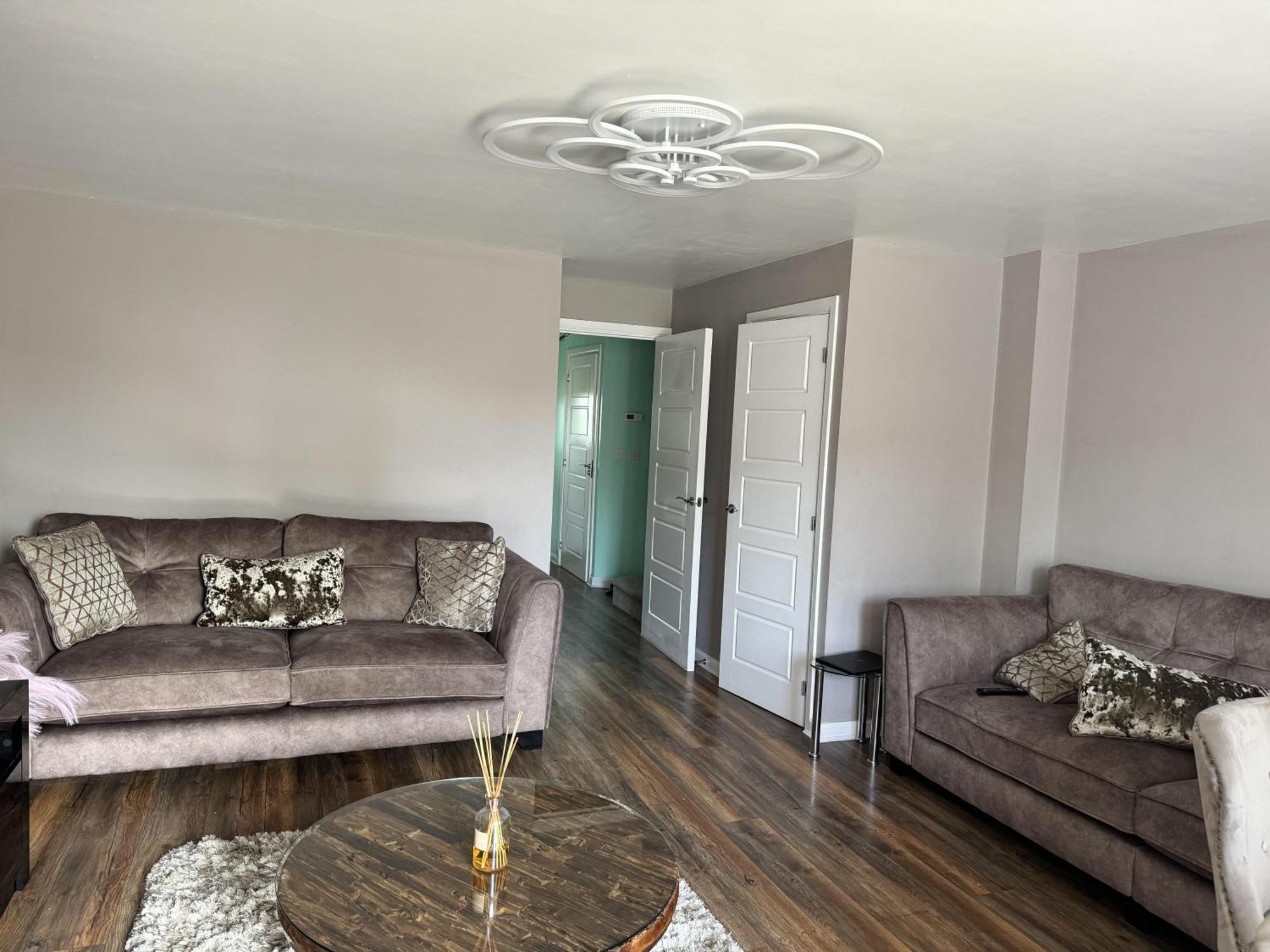 Retreat - 4 Bedroom Luxury House Milton Keynes